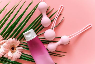 Kulki wagowe i wibrujące – wsparcie w treningu dna miednicy dla kobiet